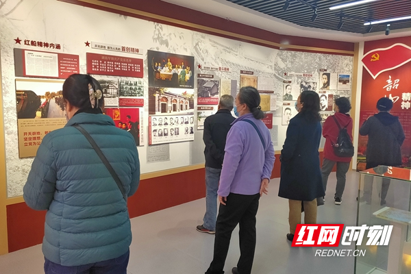 蓉园社区党支部党员认真学习党的各项精神内涵_副本.jpg