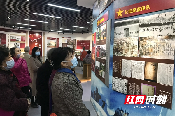 蓉园社区党支部党员参观“红旗馆”的历史_副本.jpg