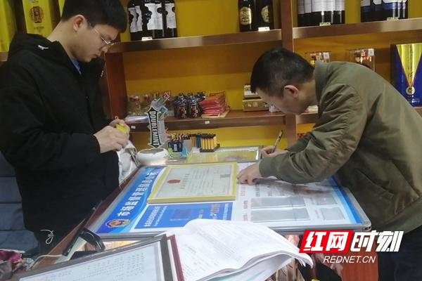 蓉园社区登记门店各项信息，督促各门店把安全生产标准落实到位，以实际行动为门店业主服务。_副本.jpg