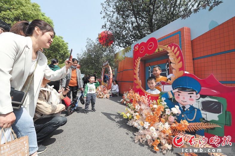 　　市民纷纷在活动现场拍照留念。