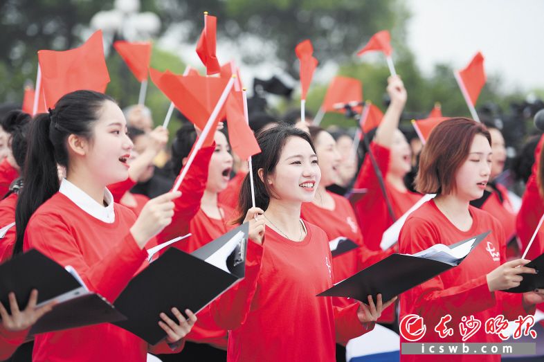 　　现场方阵合唱红色歌曲。