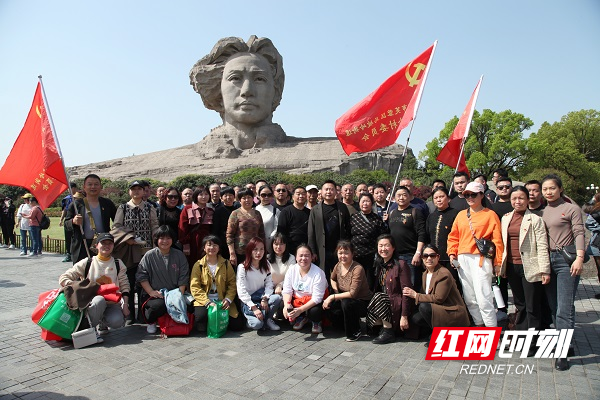 在橘子洲头集体留影。.JPG