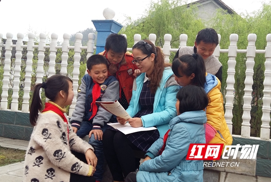 乡村教师辅导学生.jpg