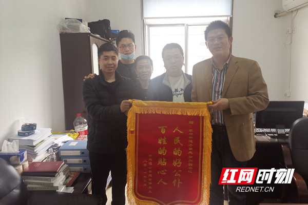 南益名士豪庭业主给党工委书记送锦旗_副本.jpg