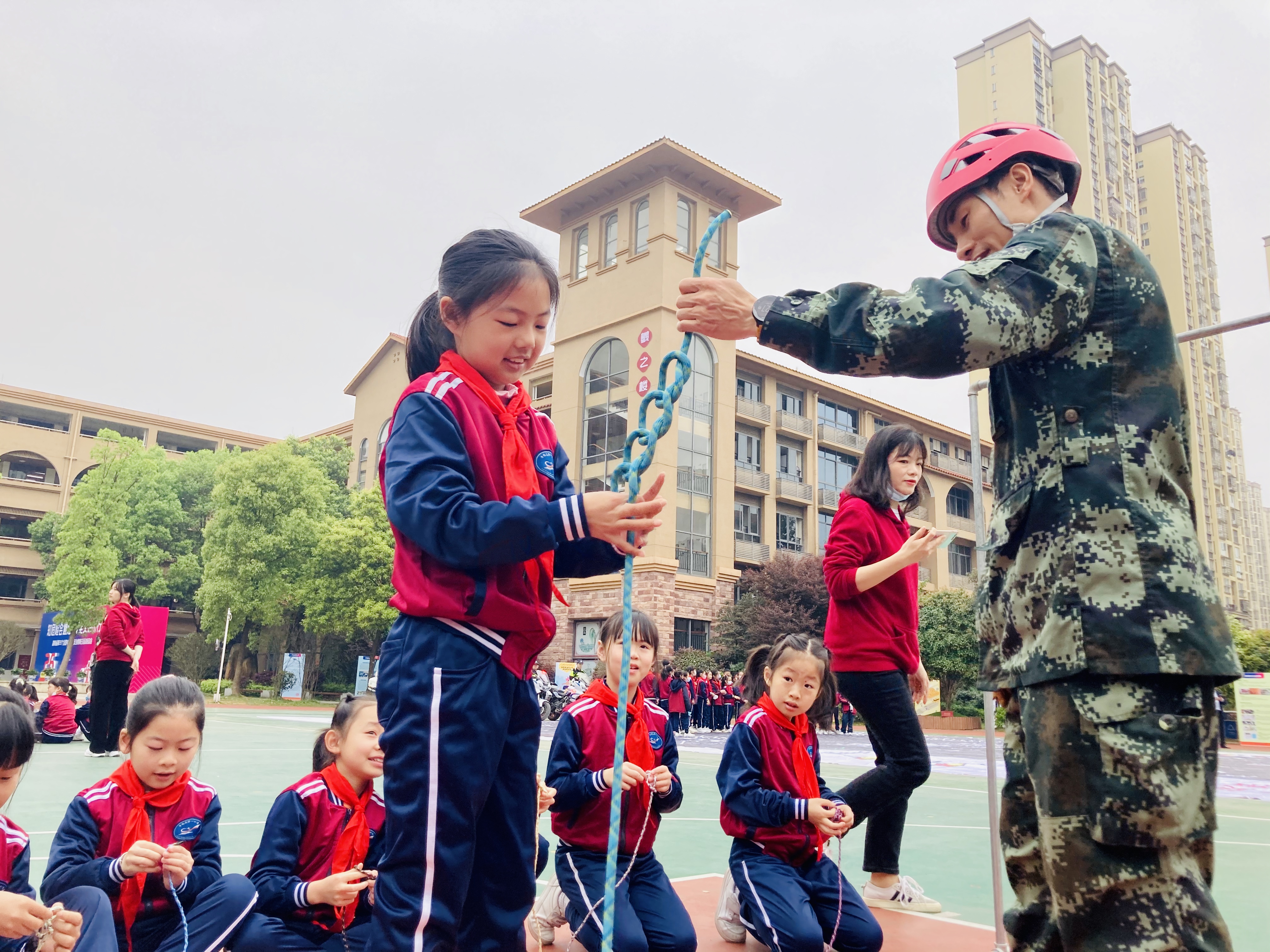 孩子们学习利用绳结逃生。