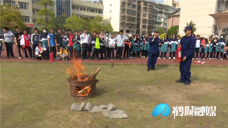 鹤城区开展中小学生安全教育日活动.mp4_20210330_171559.569.jpg