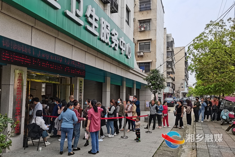 市民排队等候。.jpg