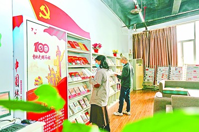 读者在重庆市万盛经济技术开发区图书馆阅读党史党建书籍。王泸州摄/光明图片