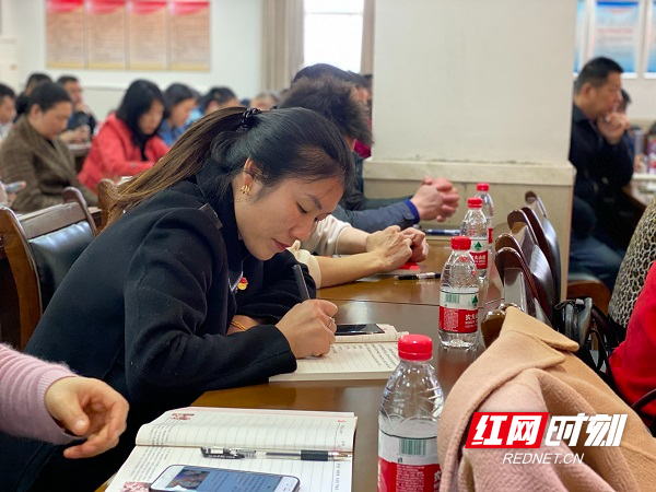 党员们在认真记录笔记.jpg