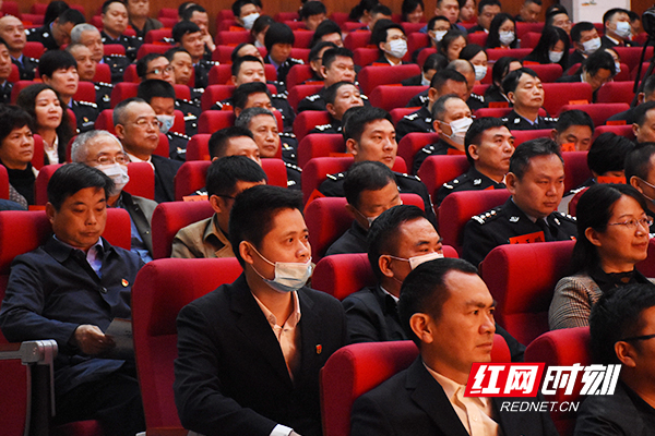 参会人员认真听取英雄模范代表宣讲。.jpg