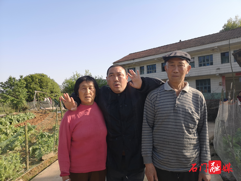 图片3贺国林、朱淑英夫妻俩和儿子贺道红在一起.png