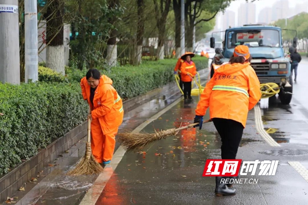 岳麓区开展“市容环境卫生提升”专项行动进行“地毯式”清扫1.jpg