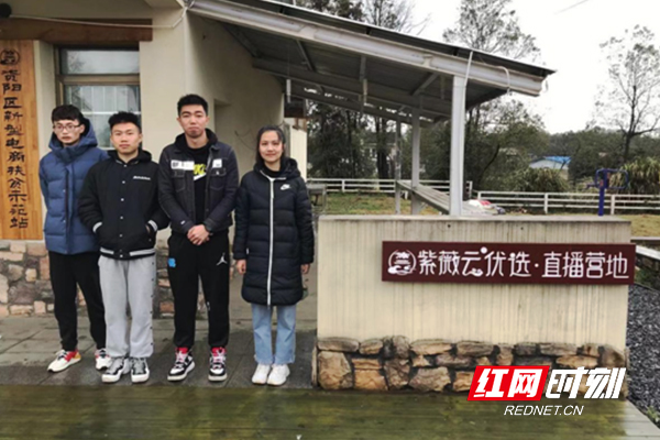 工作室成员走访“紫薇云”直播基地。1.jpg