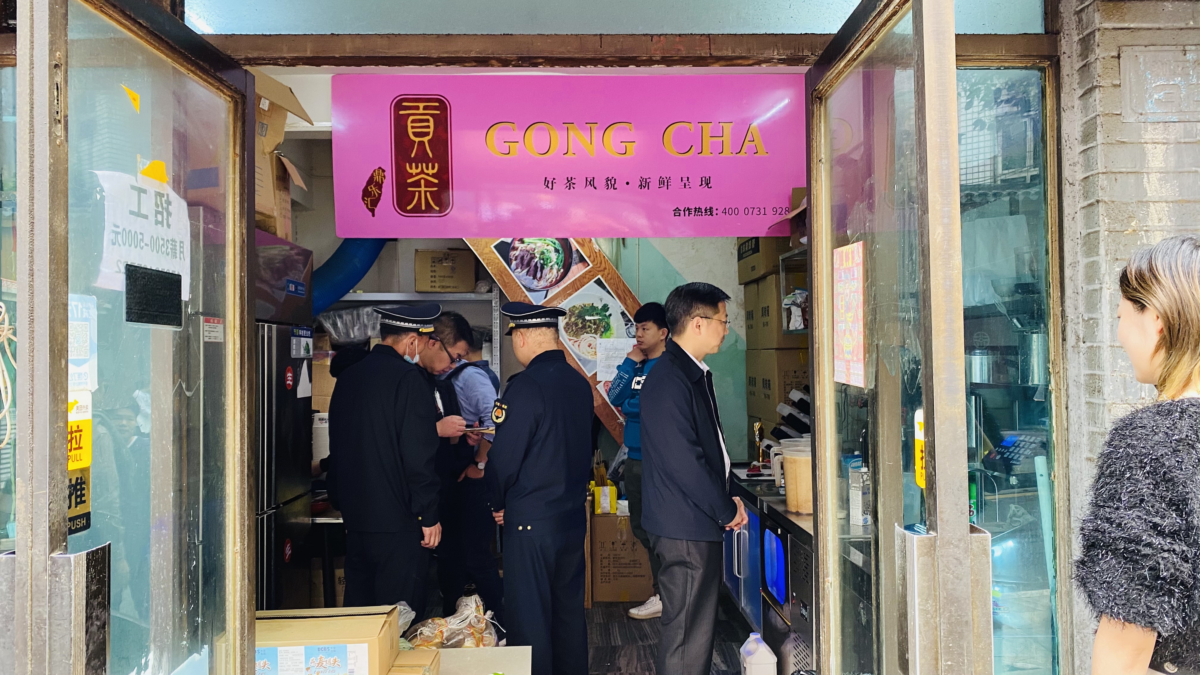 GONGTEA(长沙总店)在某外卖平台上有800多条评论，涉嫌无证经营。均为长沙晚报全媒体记者 周辉霞摄