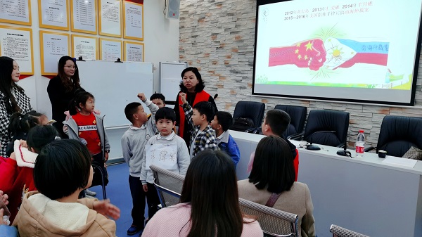 老师在授课.jpg 老师在授课.jpg