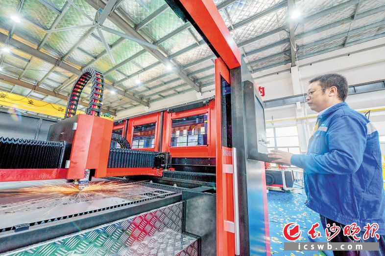 　　湖南大族智能装备制造基地的生产车间内，产业工人加紧对激光加工设备进行组装和调试。　　陈飞 摄