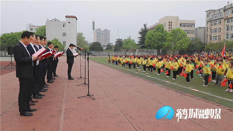 鹤城区幼儿园：童心向党 红色阅读活动伴幼儿成长.mp4_20210331_152331.782.jpg