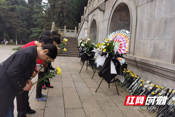 蓉园社区党员在烈士纪念塔前为烈士鞠躬献花_副本.jpg