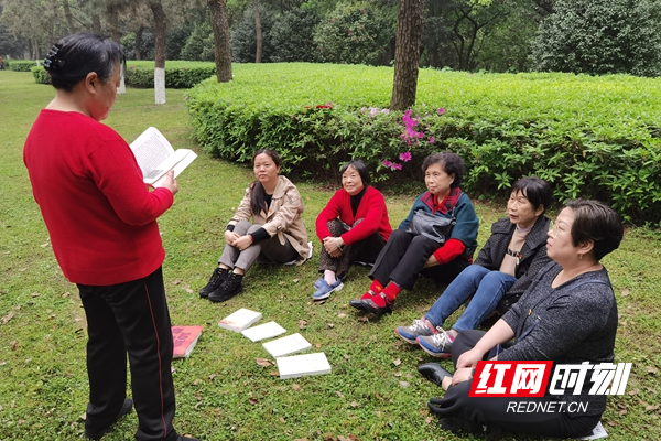 蓉园小区一支部书记石敬鸣为党员作“不忘初心 牢记使命”微党课宣讲_副本.jpg