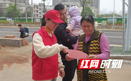 志愿者在分发宣传资料.jpg