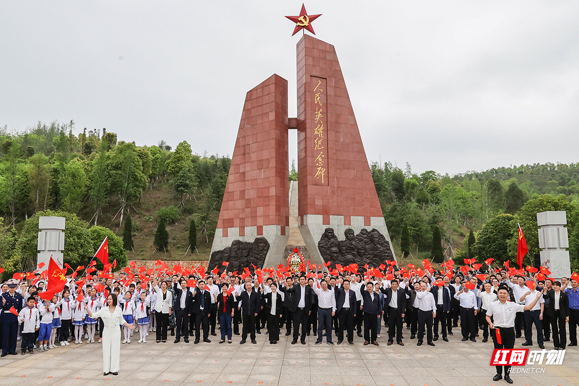 陳衛平 李紅英)4月2日,在郴州市臨武縣黃龍山植物園英雄廣場,臨武縣