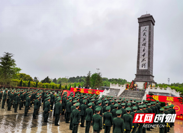 缅怀先烈 致敬英雄丨武警永州支队组织清明祭扫活动159.png