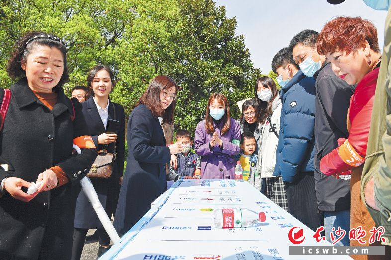　　3月22日，市民、学生、志愿者代表等100余人参观了猴子石水厂，并参与了节水主题互动小游戏。王志伟 摄