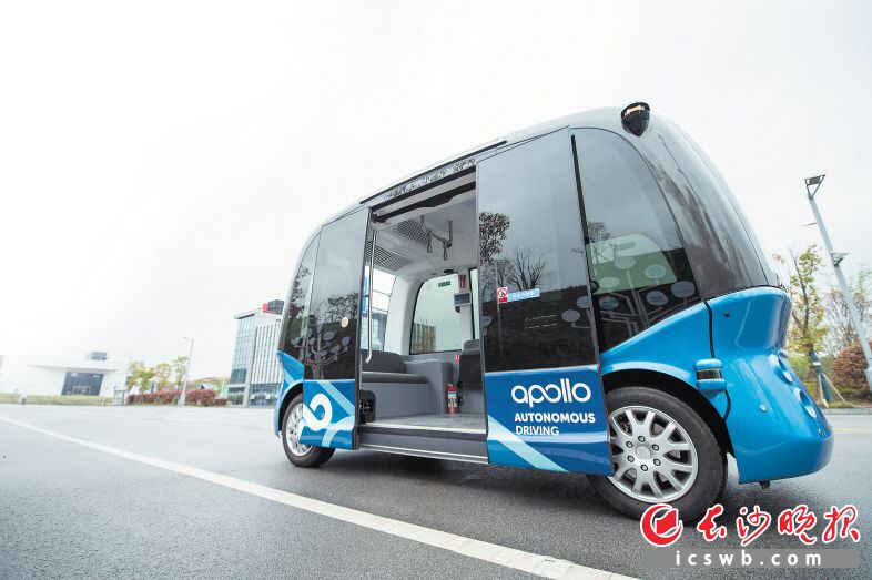 　　湖南阿波罗智行联合百度投放的无人驾驶微循环电动巴士“阿波龙”即将投入使用，长沙又将增加新的智能网联汽车体验场景。　　长沙晚报全媒体记者 黄启晴 摄