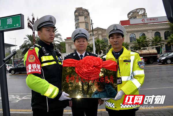 图一：交警总队总队长蒋建湘为“曾祥富交通管理示范岗”授牌.jpg