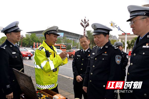 图二：曾祥富介绍“口哨交通指挥五步曲”.jpg