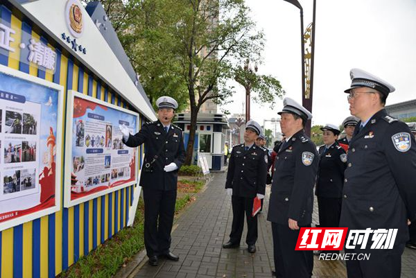 图三：参观“曾祥富交通管理示范岗”宣传文化墙.jpg