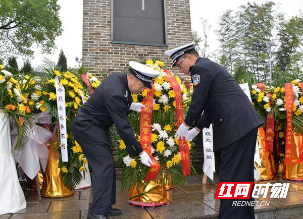 图二：敬献花篮.JPG