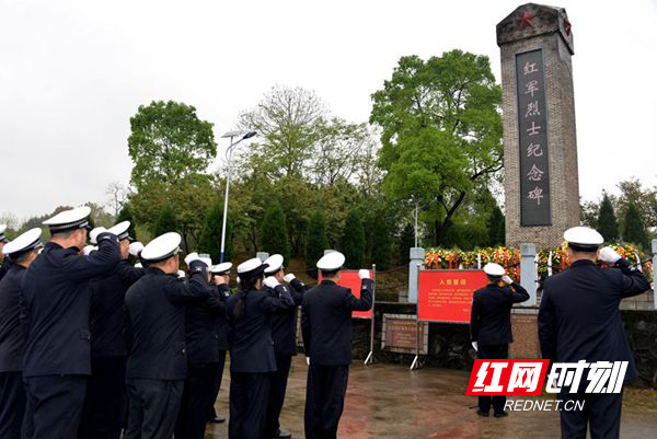 图三：重温入党誓词.JPG