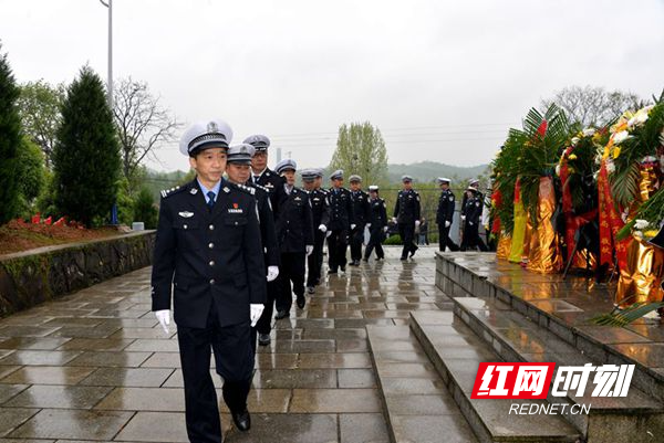 图四：瞻仰烈士纪念碑.JPG