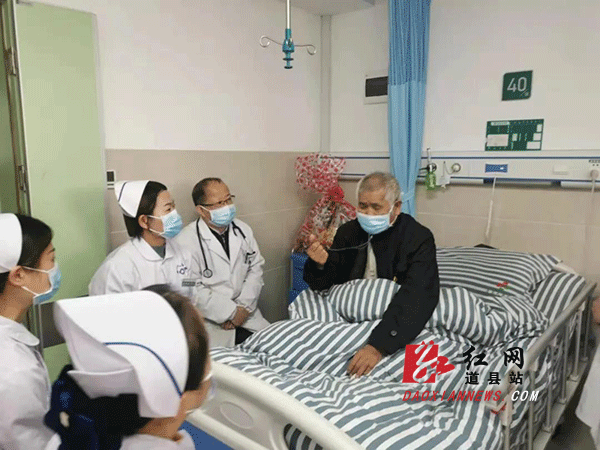 抗美援朝老兵在病房为医护人员讲党史.gif