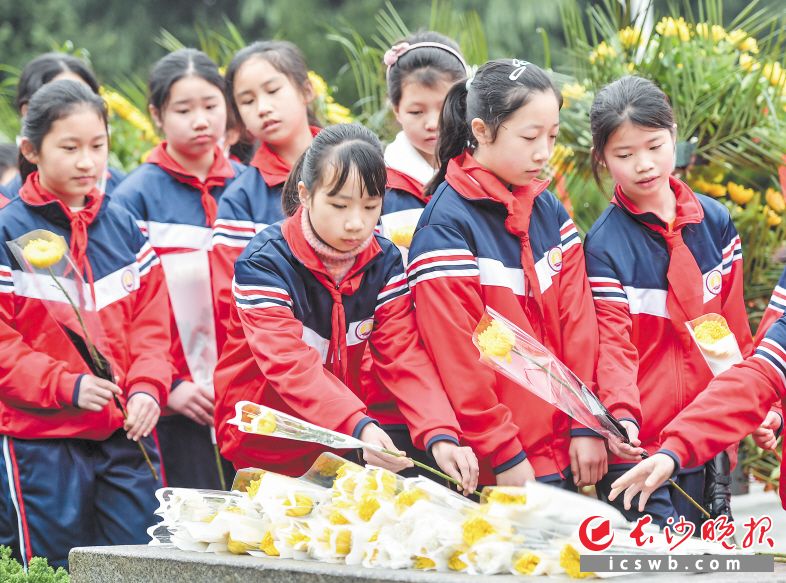 清明假期，宁乡小学生向刘少奇同志铜像献花。长沙晚报全媒体记者 邹麟 摄