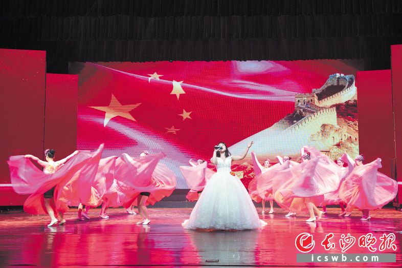 　　“百团百角唱百年”全市文艺院团竞演活动在长沙实验剧场举行。均为长沙晚报通讯员 李元锋 摄
