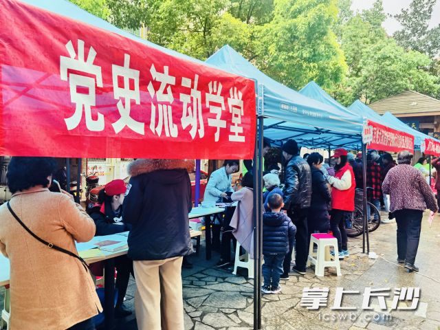 集市“一条龙”便民服务让老街家门口充满爱。 通讯员 李奕 摄