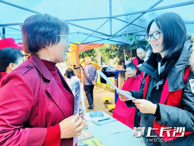 居民和游客一边接受理发、维修等老手艺服务，一边打卡“党史流动学堂”，不亦乐乎。 通讯员 李奕 摄