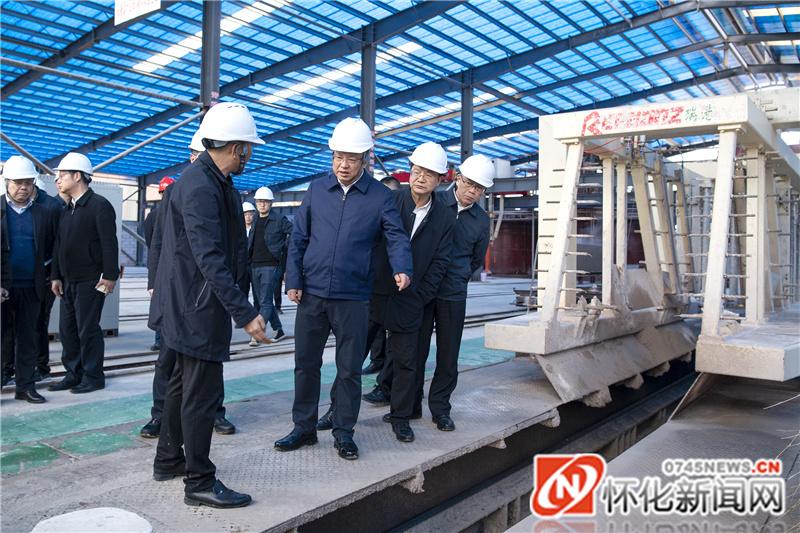 4月7日，市委书记、市长雷绍业赴溆浦督导突出生态环境问题整改工作。图为雷绍业在怀化科达新型环保建材有