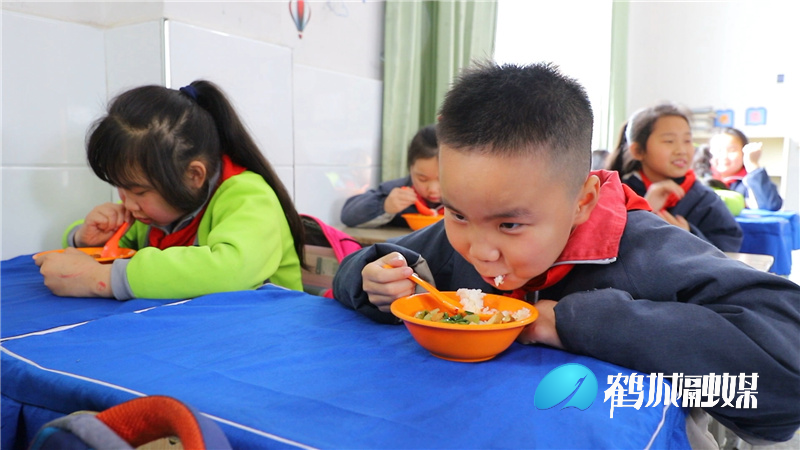鹤城区学校食堂视频监控平台4月底完成升级改造.mp4_20210409_162129.926.jpg
