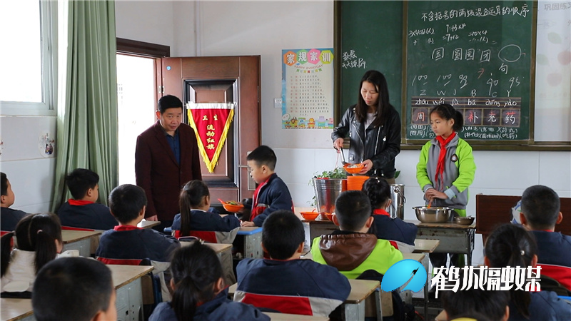 鹤城区学校食堂视频监控平台4月底完成升级改造.mp4_20210409_162204.625.jpg