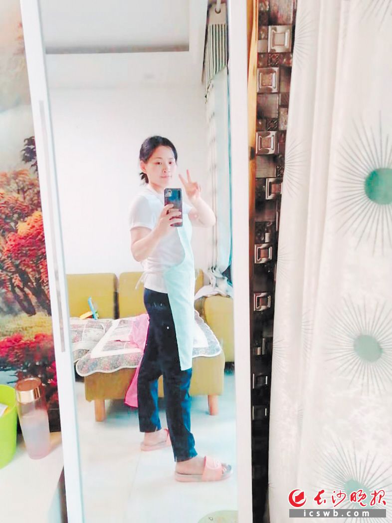 　　被网友称为“最美租客”的刘女士在退租前打扫房间时偷闲自拍。受访者供图