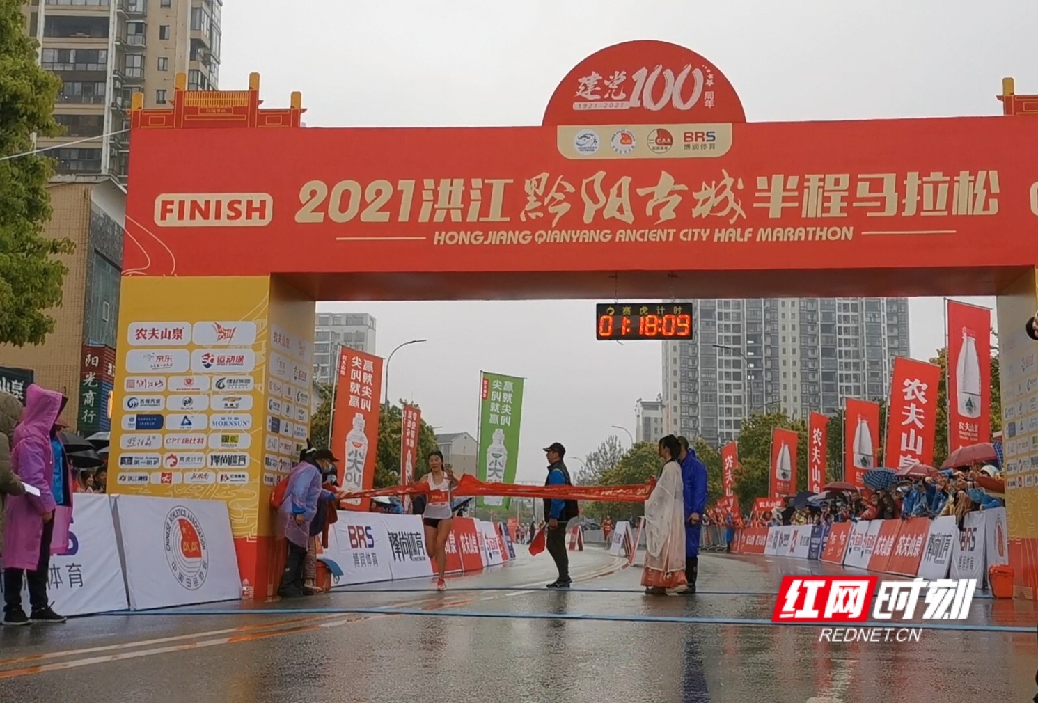 破纪录！云南选手将“洪马”半程马拉松女子组记录提前18秒