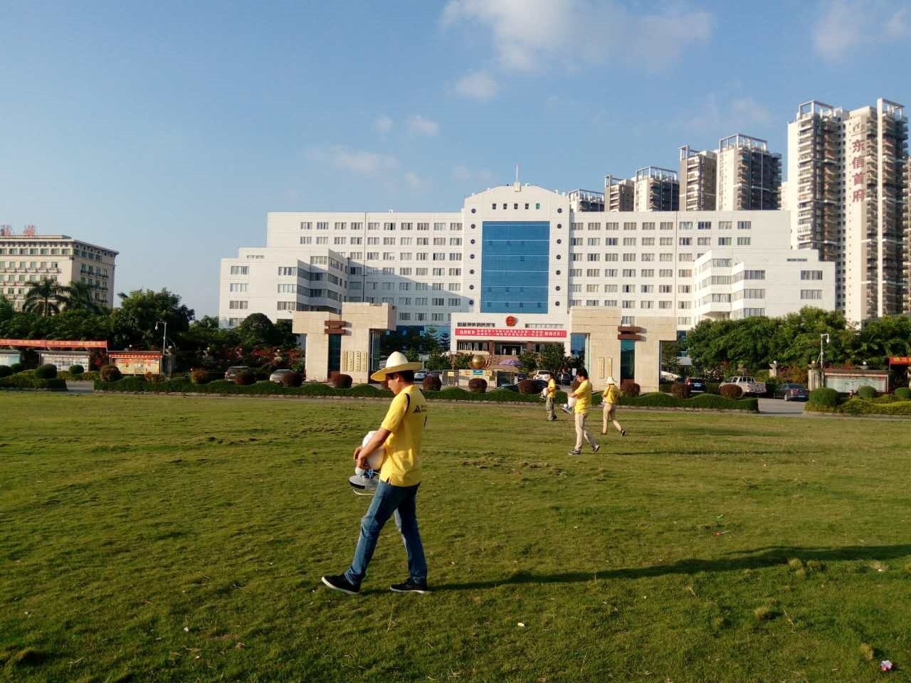 专业防控组织大面积施撒毒饵。 全国农业技术推广服务中心植物检疫处供图