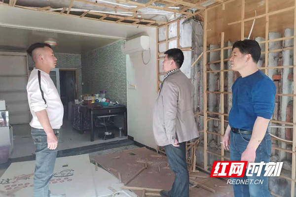 社区党委书记王枭与杨文奇入户讲解老旧小区改造方案和政策要求_副本.jpg