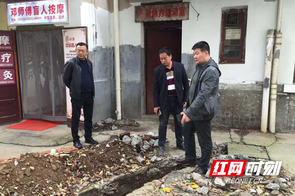 街道党工委书记易德文现场查看施工进度_副本.jpg