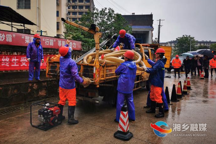 演练现场抢险人员安装设备。.jpg 演练现场抢险人员安装设备。.jpg