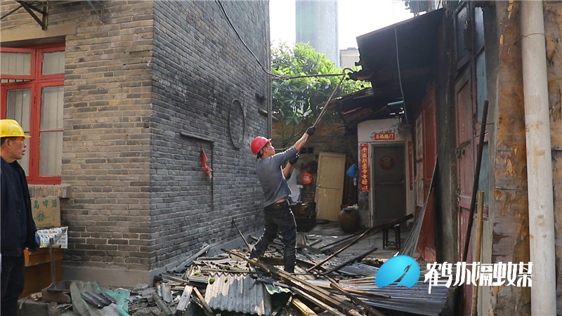 城南街道：扎实推进老旧小区改造 提高居民生活条件.mp4_20210413_165017.325_副本.jpg