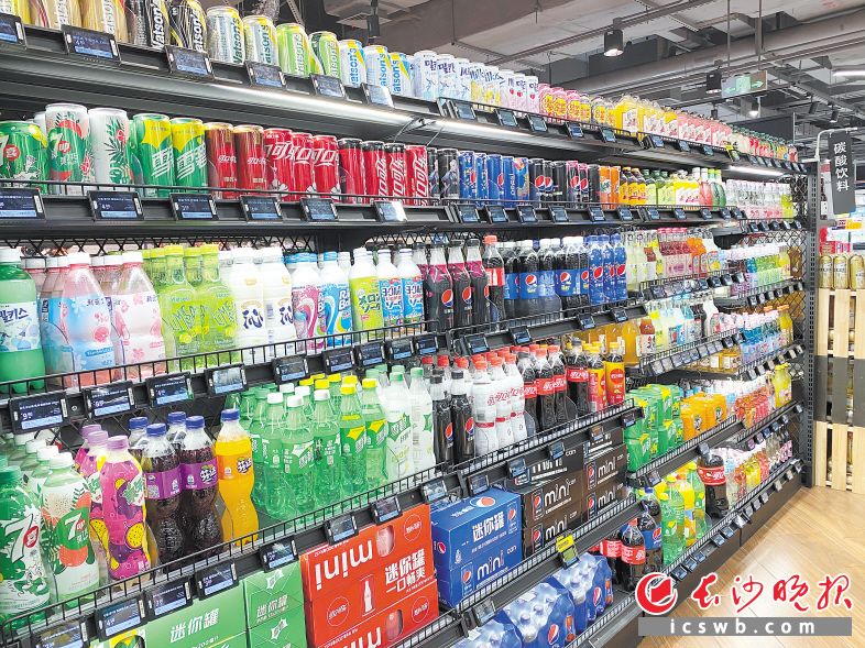　　河西盒马鲜生超市的碳酸饮料货架上，主打“无糖”“0卡”的饮料很多。   长沙晚报全媒体记者 范宏欢 摄 